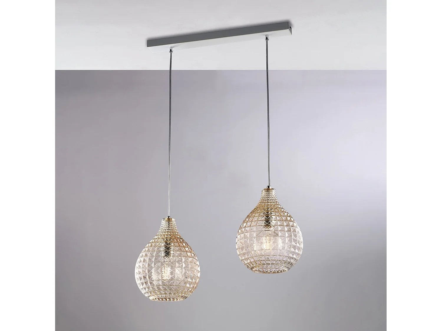 Diamante Calha em ferro branco e moldura cromada com cabos reguláveis ​​e difusores em vidro soprado âmbar com dec. 2 efeitos de cristal de luz