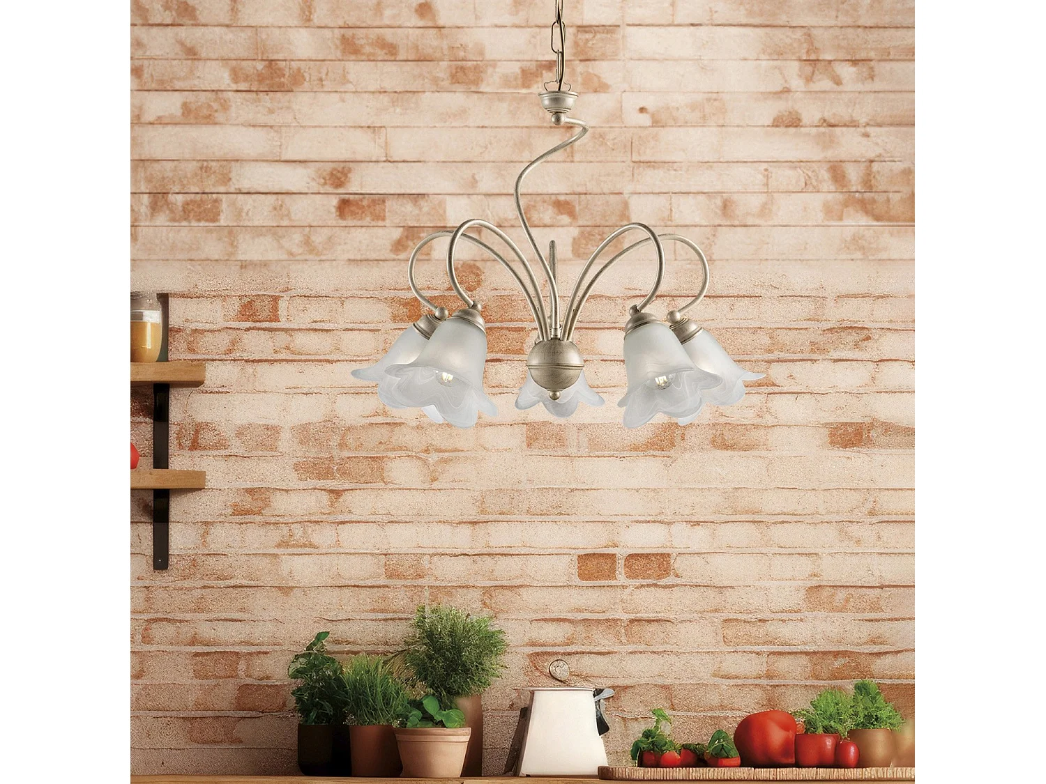 Lámpara de araña Alice en hierro lacado marfil con decoración. Difusores de oro antiguo y cristal d. 14 alabastro blanco 5 luces 106 Ø57