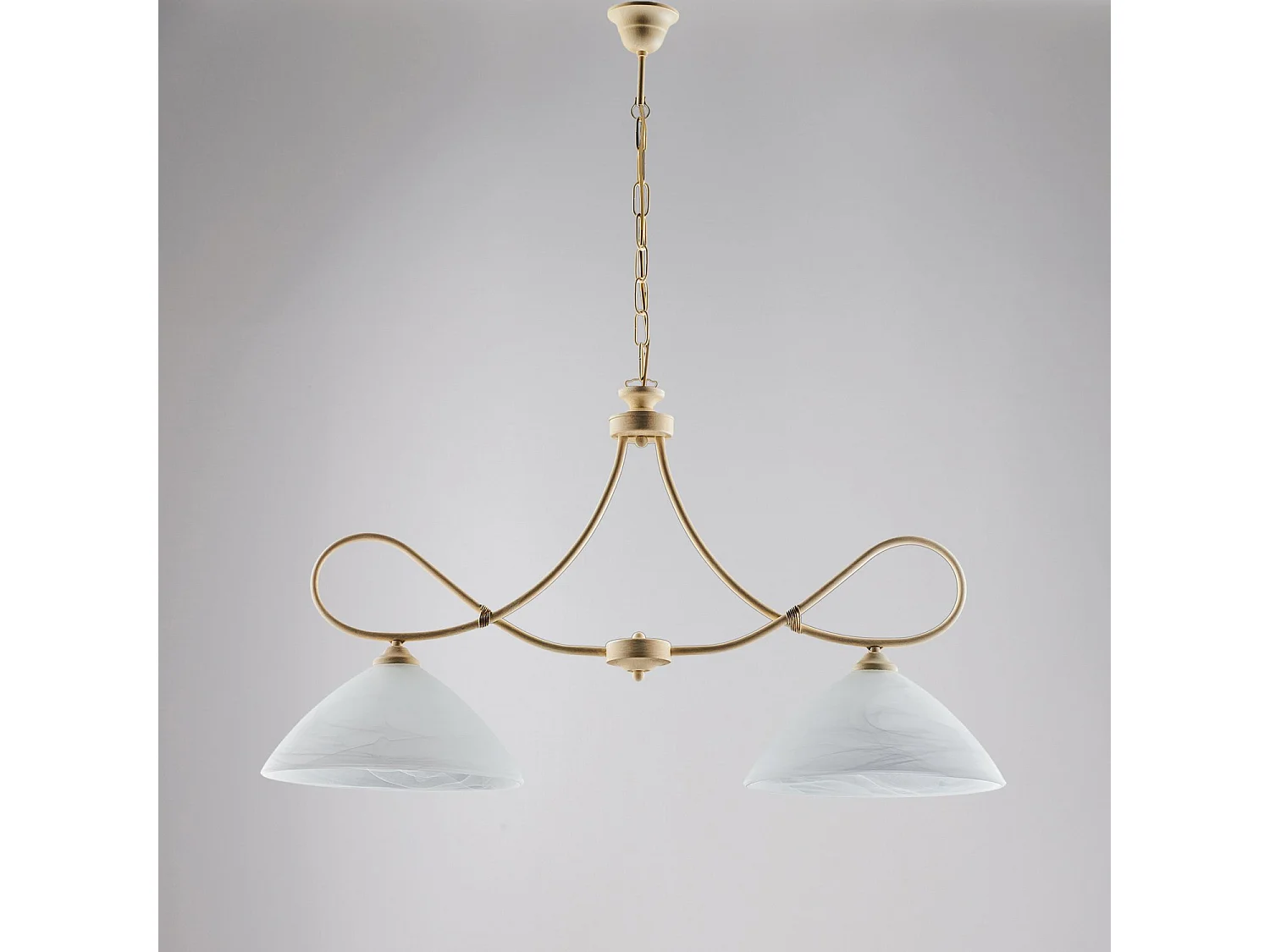 Lustre Dallas em ferro lacado marfim com deco efeito decapado e acabamentos em ouro antigo com difusores de vidro d. 13 alabastro branco 2 luzes