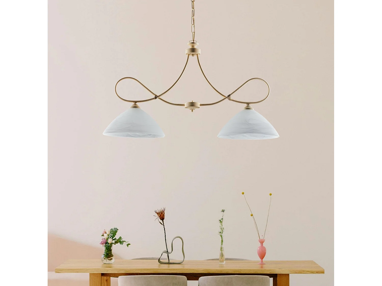 Lustre Dallas em ferro lacado marfim com deco efeito decapado e acabamentos em ouro antigo com difusores de vidro d. 13 alabastro branco 2 luzes