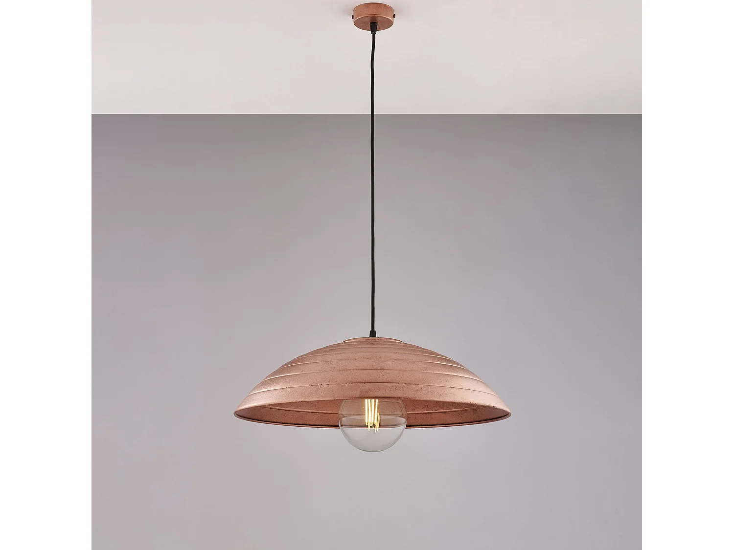 Suspensión del remitente d. 50 en hierro lacado en negro con dec. Lámpara de cobre antiguo con cable eléctrico ajustable recubierto de tela, 1 luz.