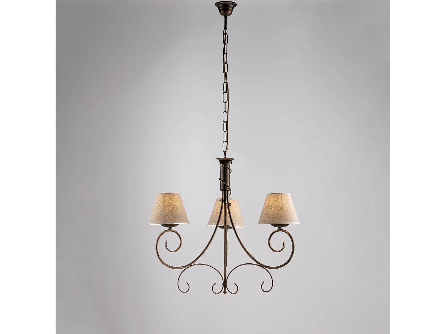 Lámpara de araña Vienesa marrón con oro antiguo y pantallas efecto yute, 3 luces Ø52 cm