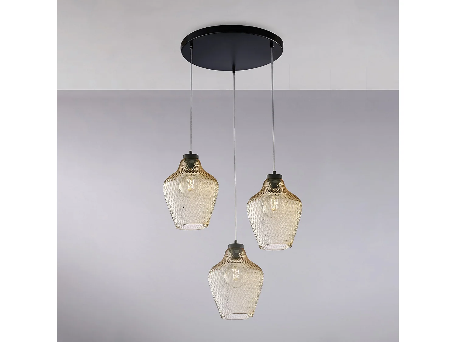 Suspension Maya fer noir, câbles orientables, verre soufflé ambré à décor en relief, 3 lumières d.47 cm, look chaleureux