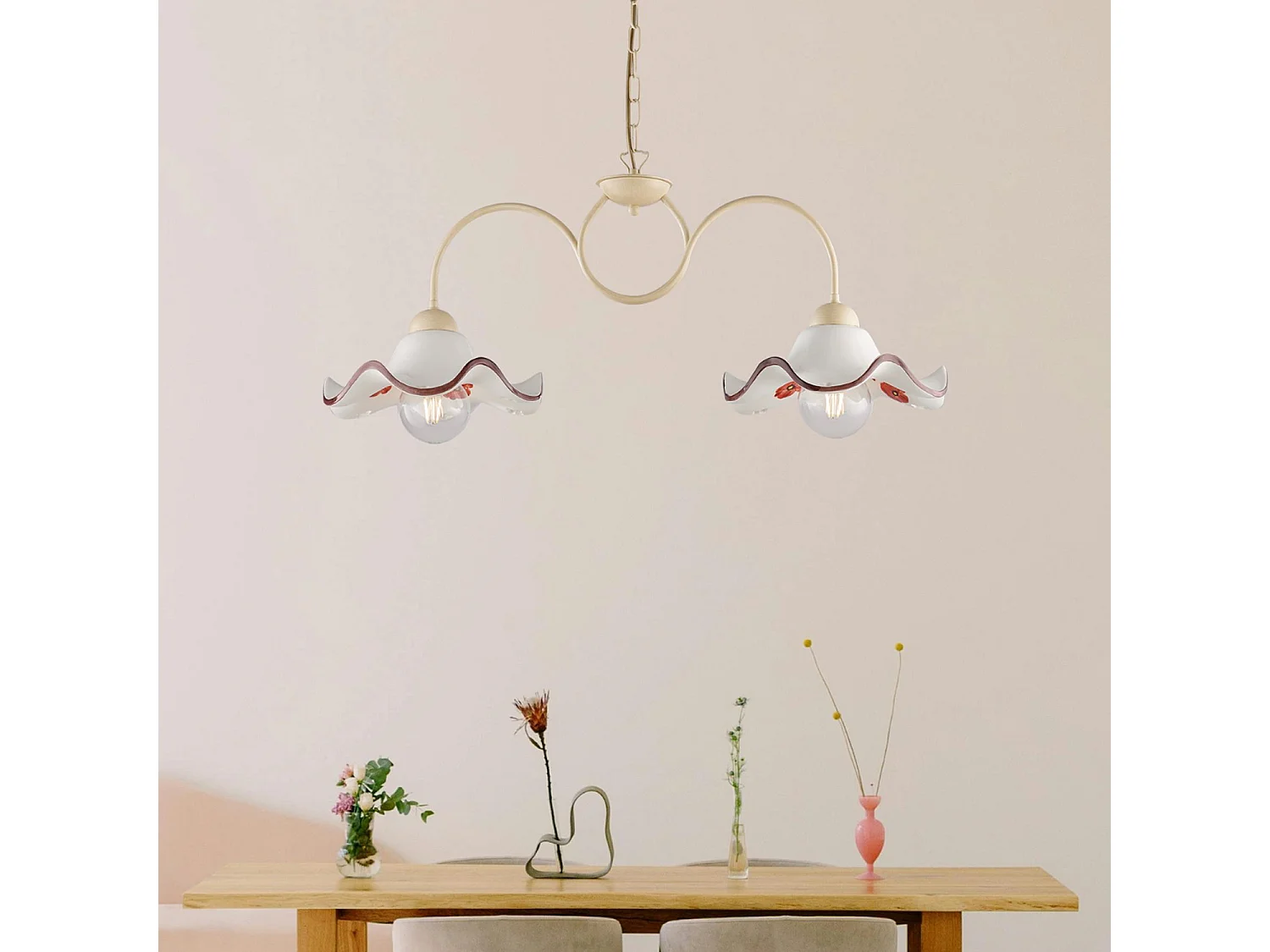 Lustre Anémone fer ivoire, effet décapé, diffuseurs céramique d.30 blanc/marron, 2 lumières, déco champêtre chaleureuse