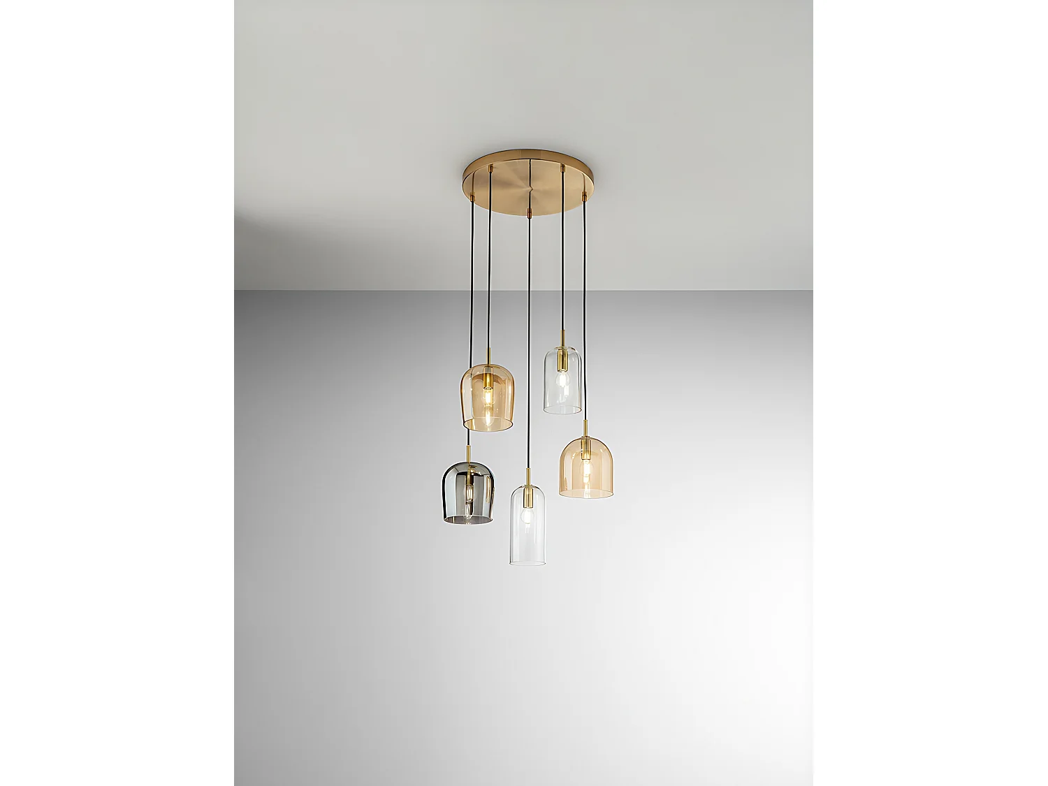 Pendellampe med 5 lyskilder, børstet guld, ravfarvet/røget transparent glas, sorte tekstilkabler, 5xE14 40 W - Perenz