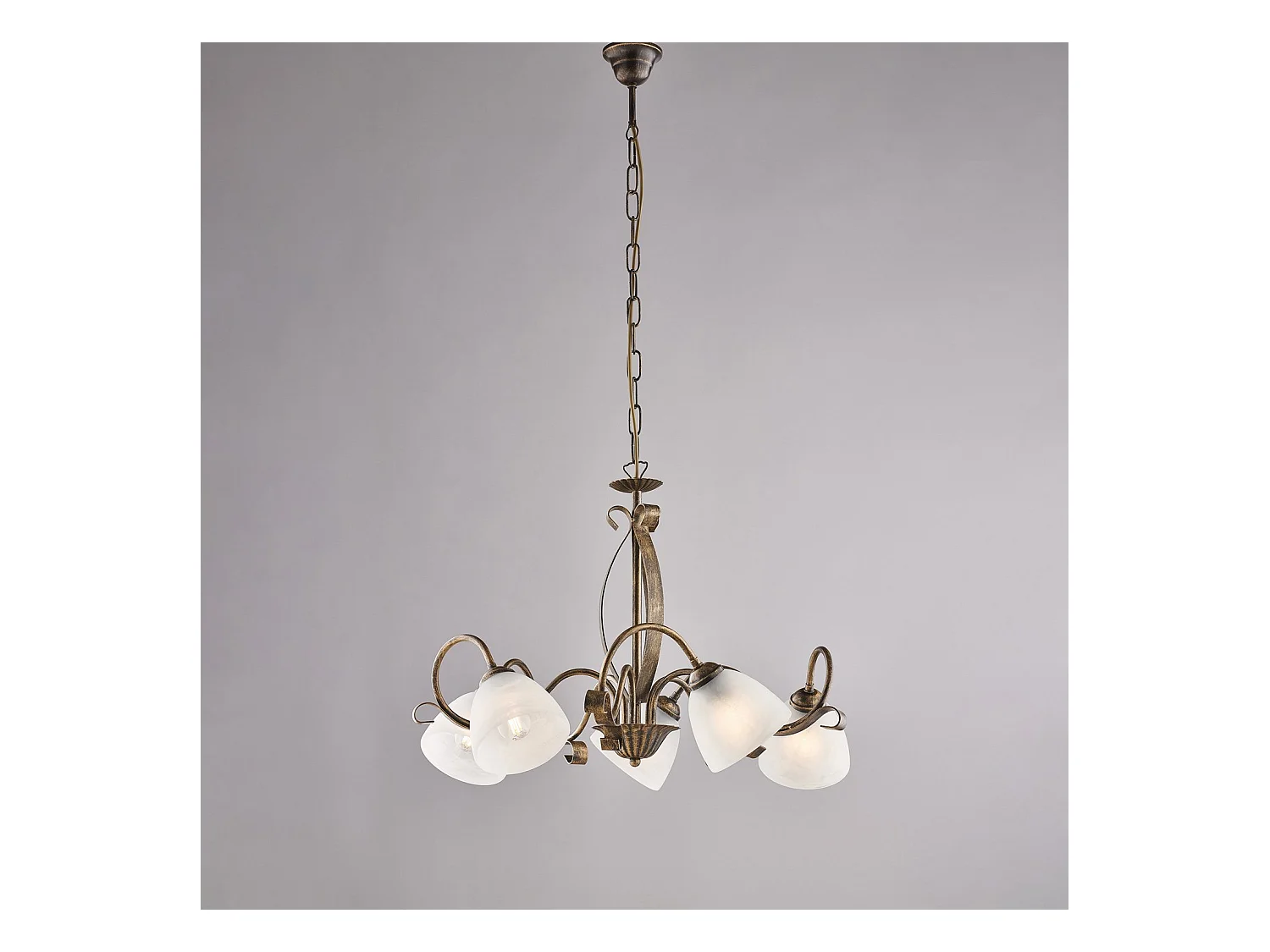 Lámpara de araña forjada en hierro lacado en color marrón con dec. Difusores de oro antiguo y cristal d. 13 alabastro blanco 5 luces 105 Ø64