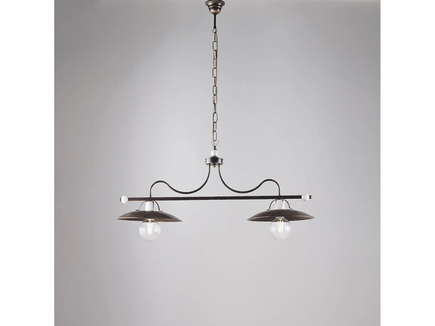 Cave Lustre en fer laqué marron décor or antique et finitions blanches 2 lumières L. 87 X 30 BL234-2-BR