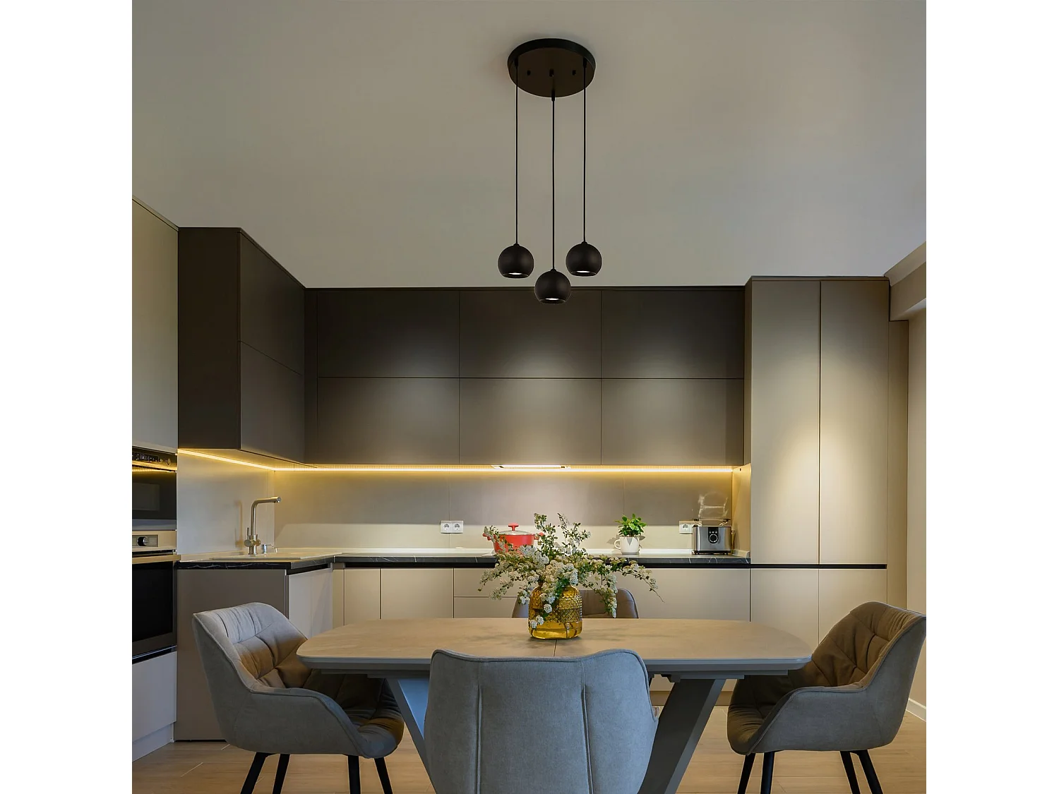 Zeitgenössischer Kronleuchter Eindhoven aus schwarzem Stahl, 3 Lichter, GU10