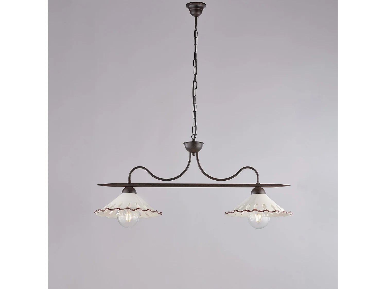 Lustre Osteria fer noir, déco rouille, diffuseurs céramique d.30 blanc/marron, 2 lumières, style rustique 83x30 cm