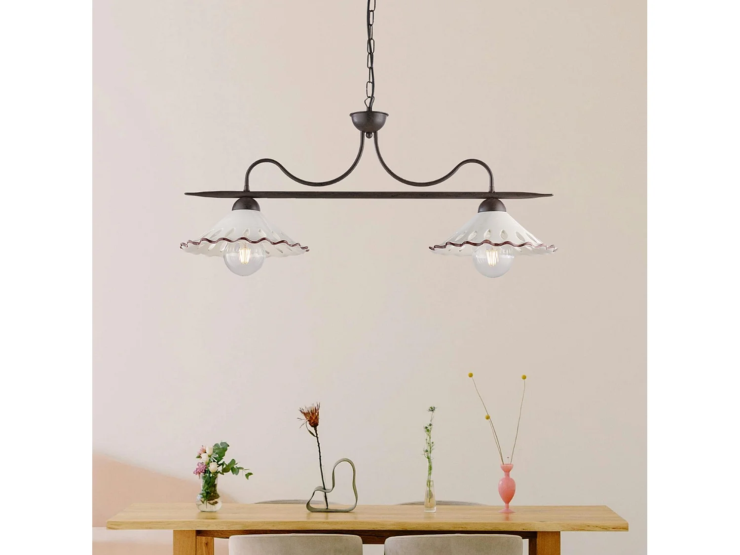 Lustre Osteria fer noir, déco rouille, diffuseurs céramique d.30 blanc/marron, 2 lumières, style rustique 83x30 cm