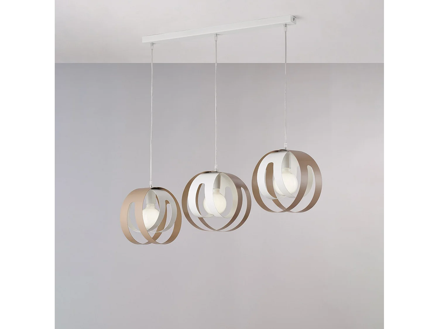 Suspension Tobias rosace rectangulaire, diffuseurs laser fer blanc/gris, câble orientable, 3 lumières, design épuré