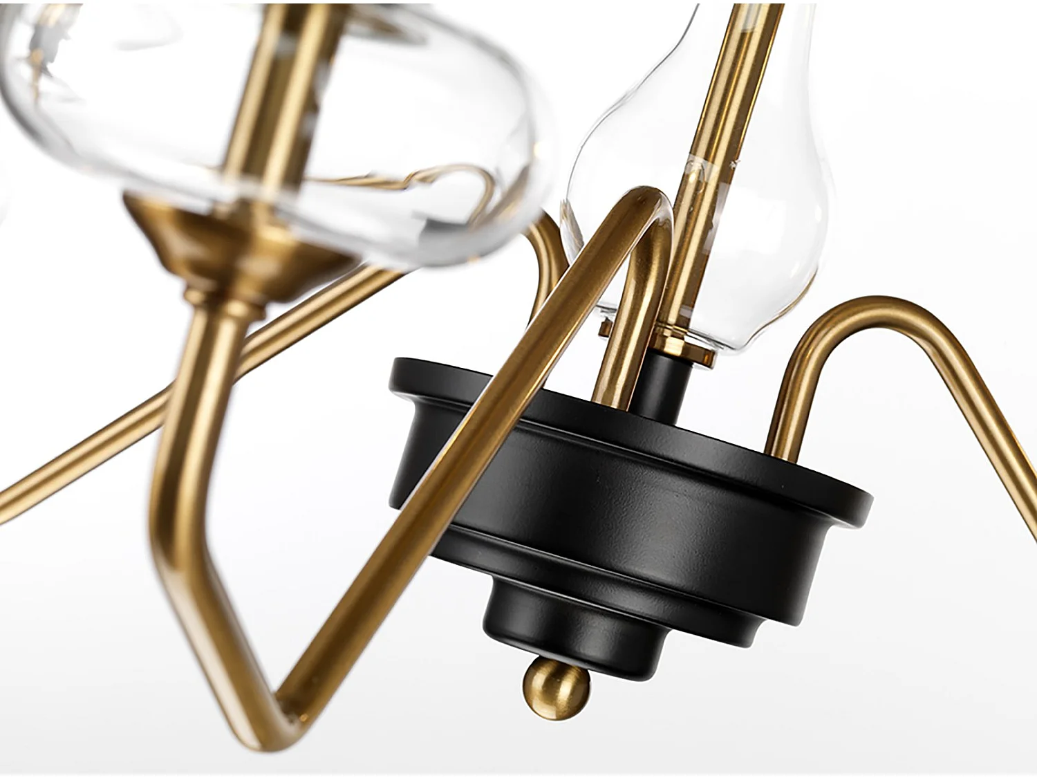 Lampada a sospensione Armand 3 luci, ottone anticato, paralumi in vetro