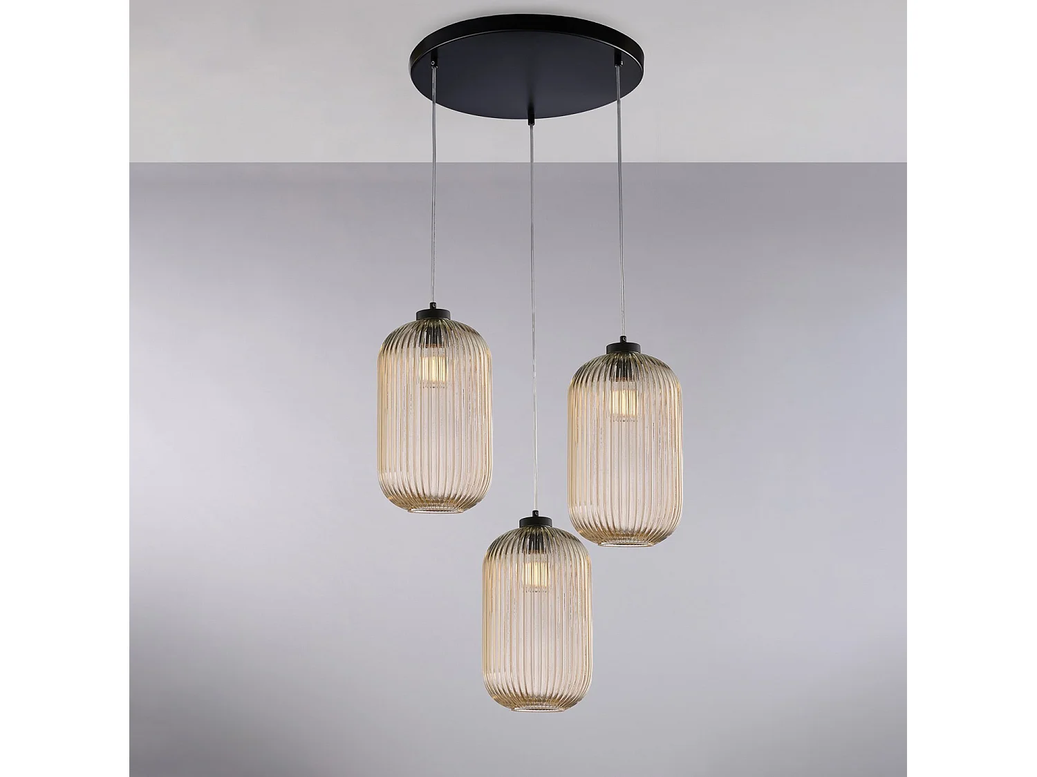 Krizia Lampe à suspension en fer laqué noir avec câbles électriques réglables et diffuseurs en verre soufflé ambré