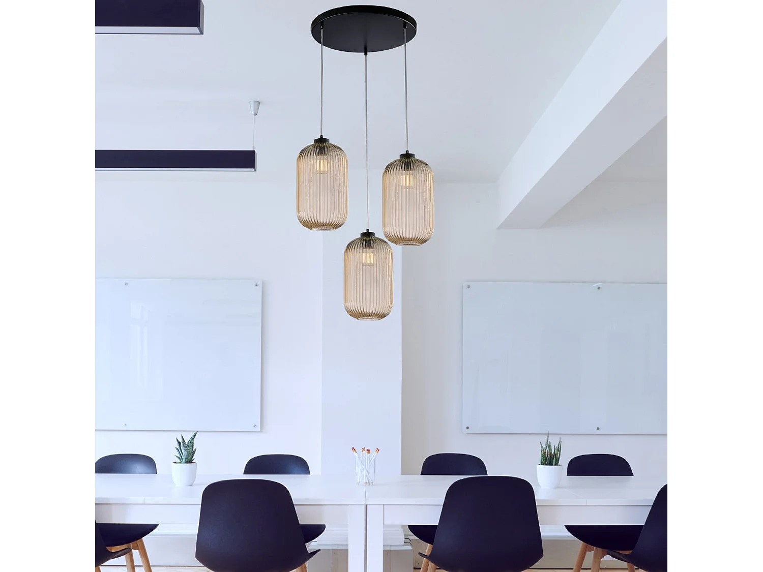 Krizia Lampe à suspension en fer laqué noir avec câbles électriques réglables et diffuseurs en verre soufflé ambré