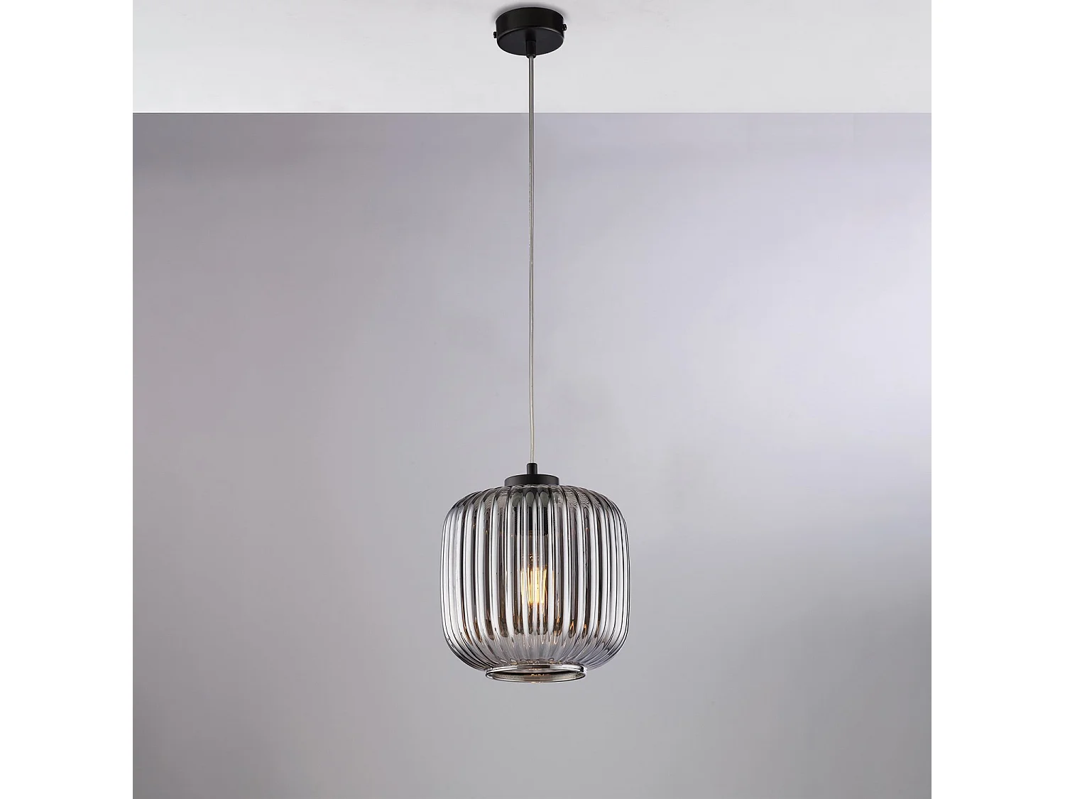 Sospensione 1 Luce Anya In Ferro Nero E Vetro Grigio Specchiato Plisse'