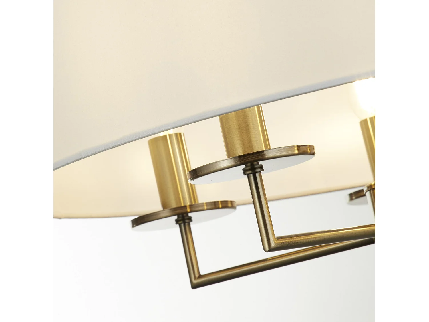 Knightsbridge Zeitgenössischer Kronleuchter aus Stahl und Messing, 5 Lichter, E14