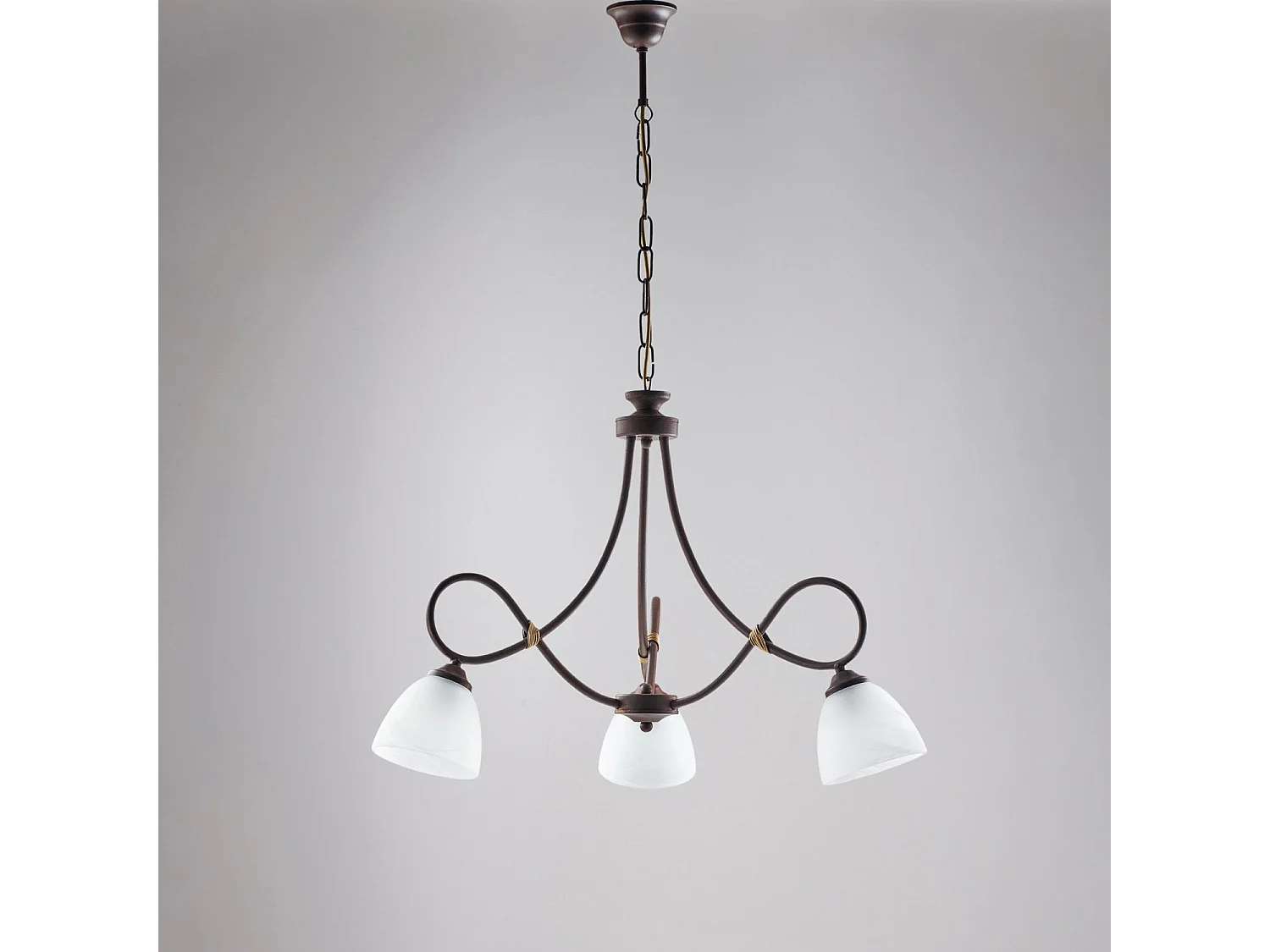 Lustre Dallas noir, effet rouille et or antique, verre albâtre d.13, 3 lumières idéal pour déco industrielle