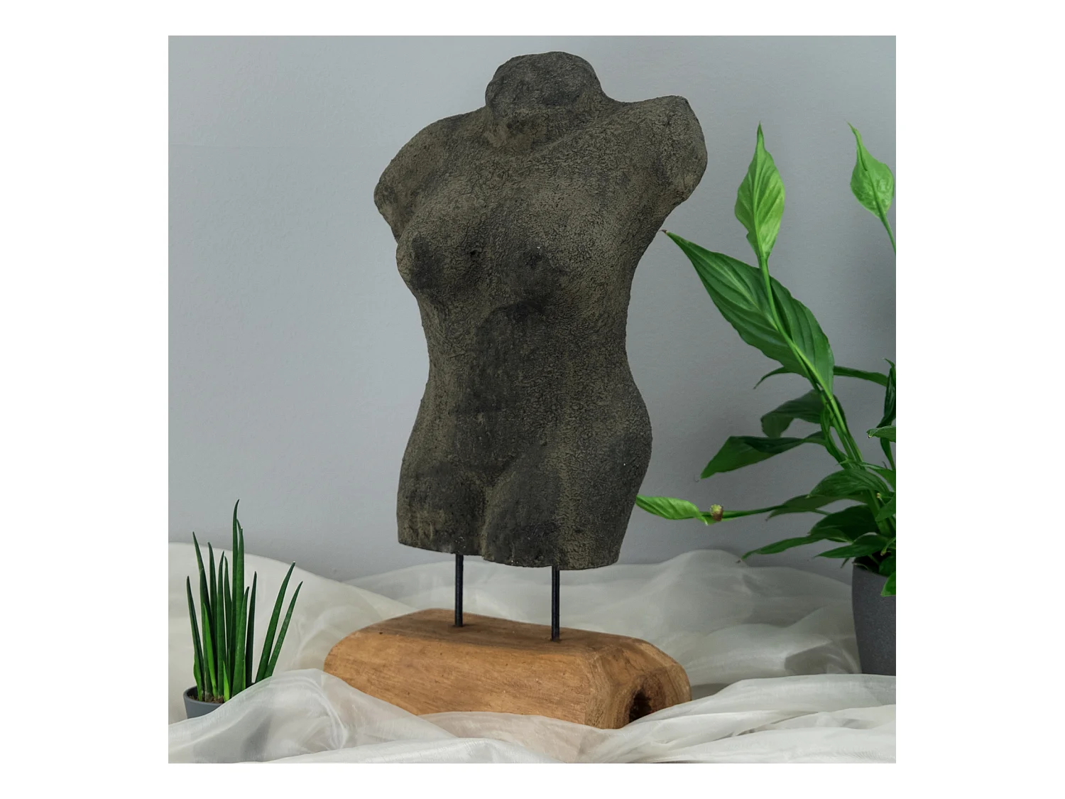 SCULPTURE Femme 54 cm, béton sur socle en bois gris