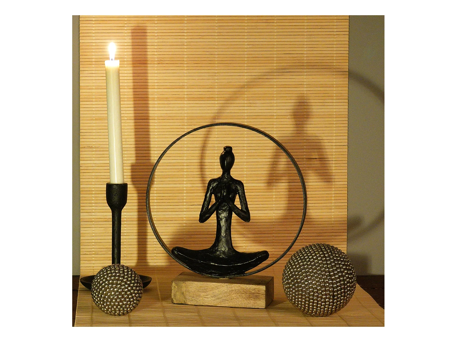 SCULPTURE Namaste Socle en bois de mangue noir-nature