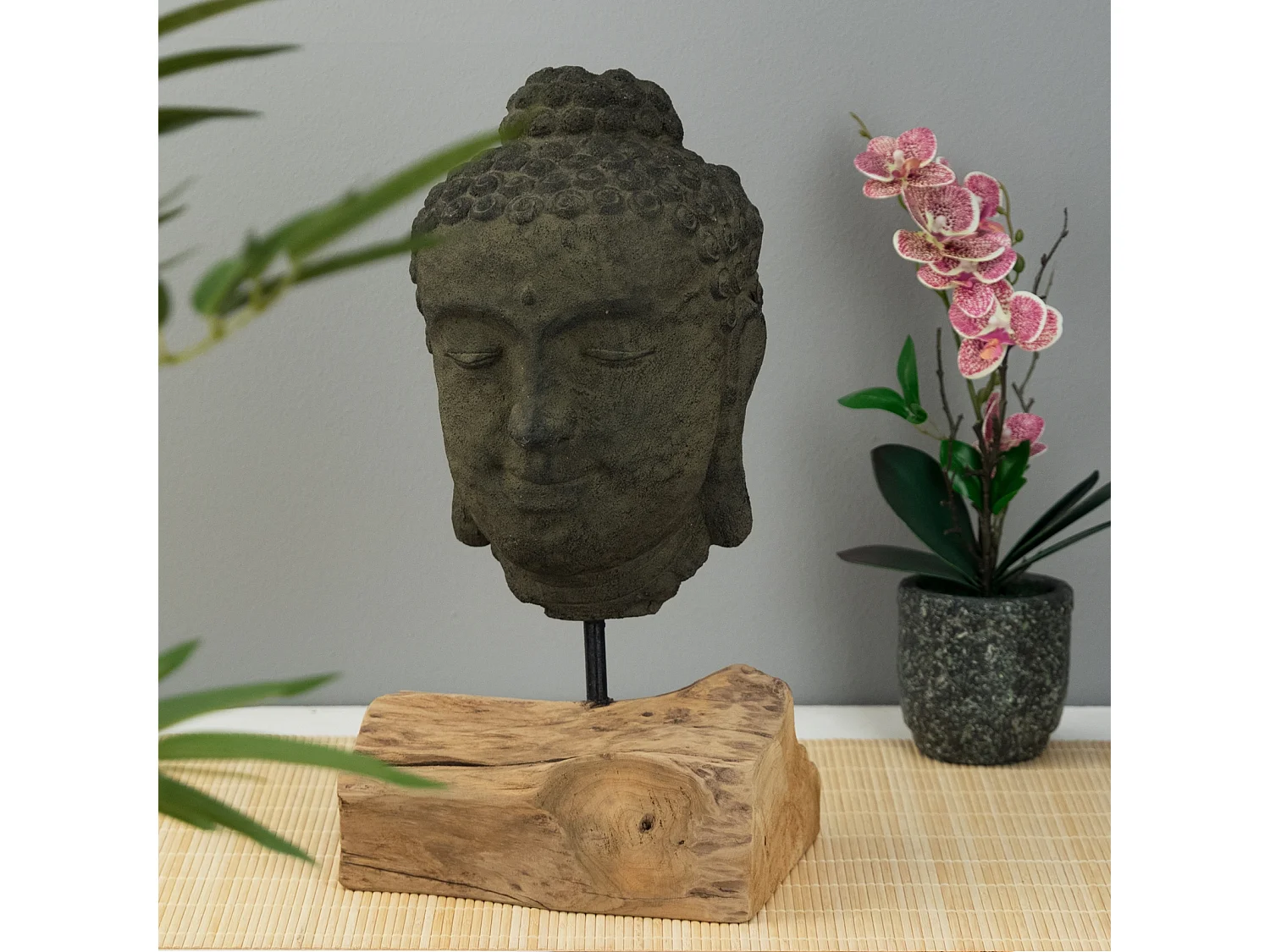 SKULPTUR  Buddha Beton, auf Wurzelholzsockel grau-braun