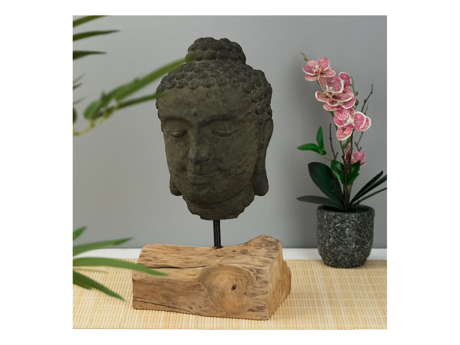 SKULPTUR  Buddha Beton, auf Wurzelholzsockel grau-braun