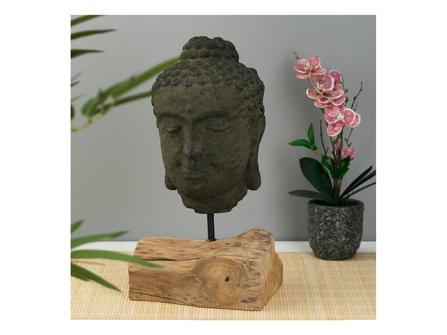 SCULPTURE Bouddha Béton, sur socle en racine de bois gris-brun