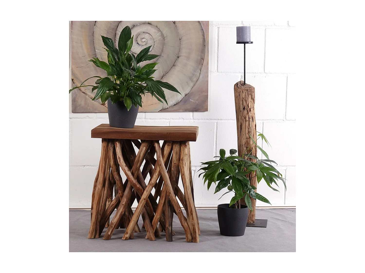 TABLE D'APPOINT Bois Teck en bois massif, socle en branches naturelles. couleurs naturelles