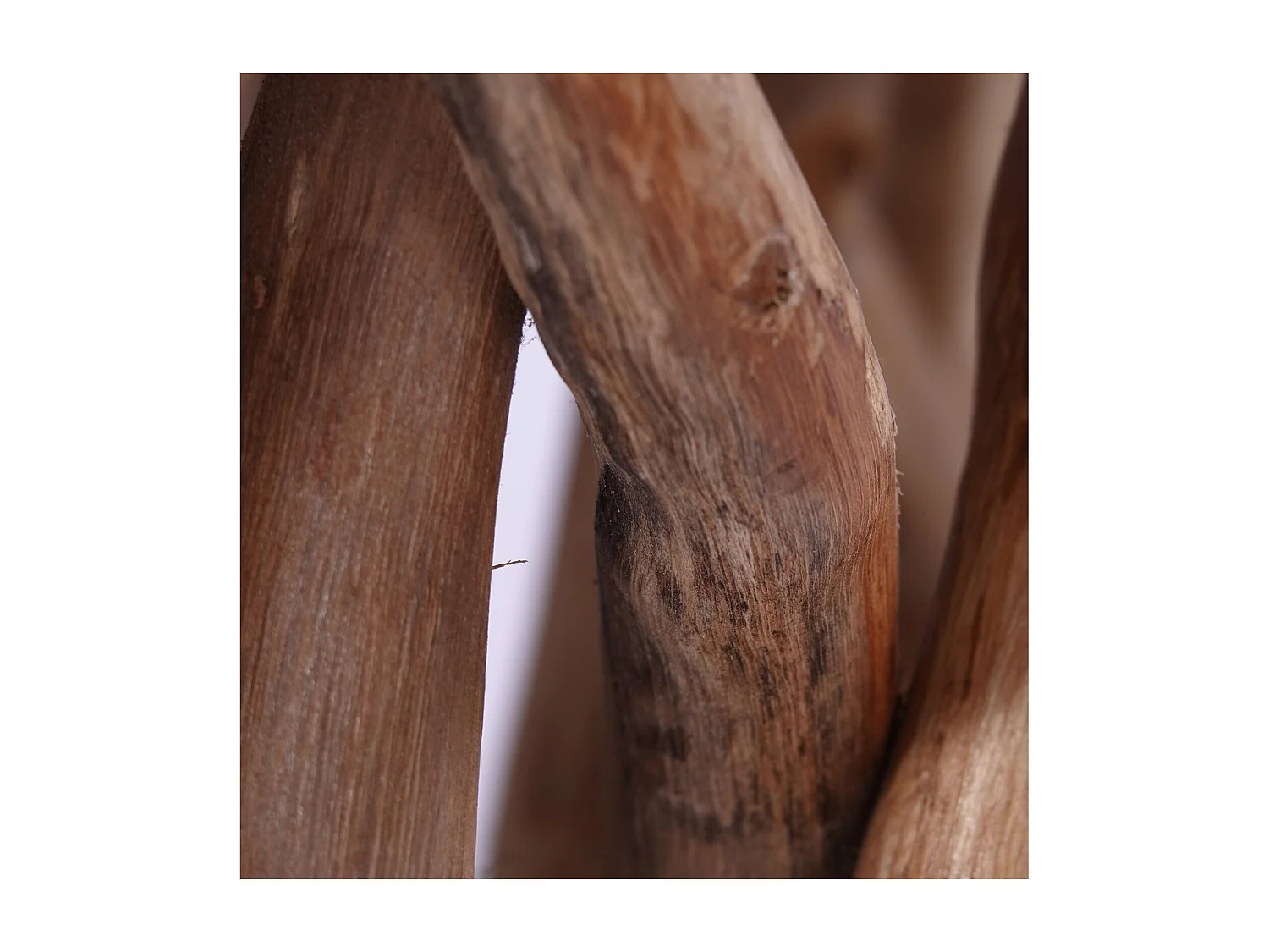 TABLE D'APPOINT Bois Teck en bois massif, socle en branches naturelles. couleurs naturelles