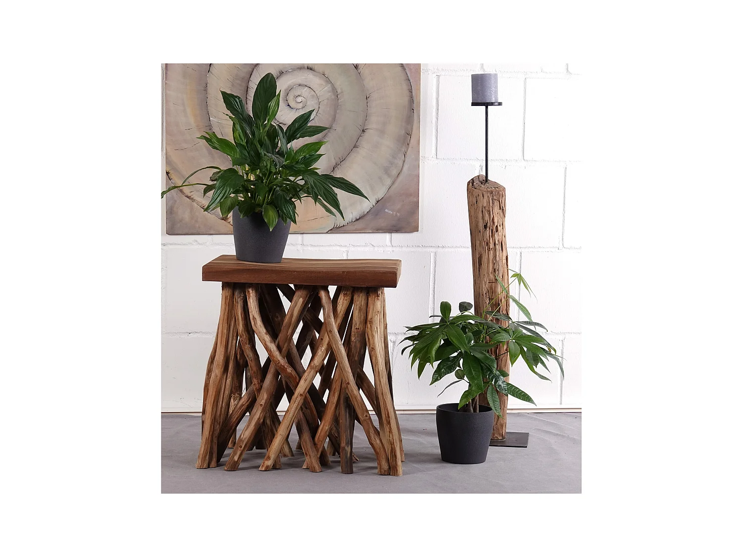 TABLE D'APPOINT Bois Teck en bois massif, socle en branches naturelles. couleurs naturelles