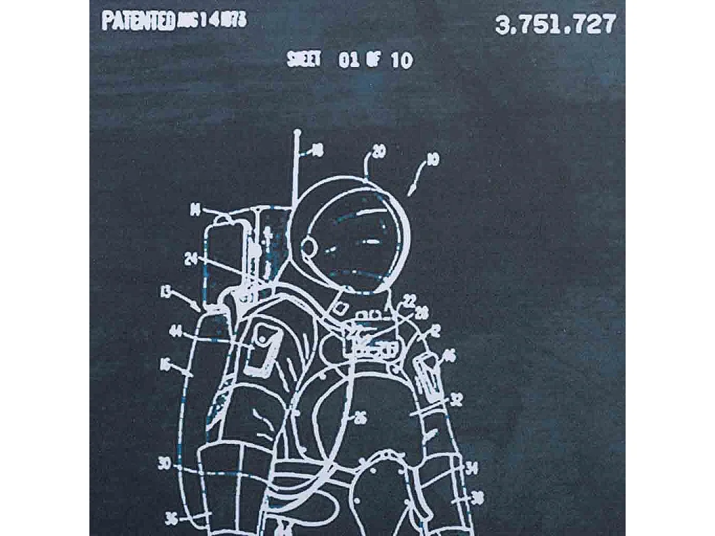 Rahmen aus Holz und bedrucktem Stoff