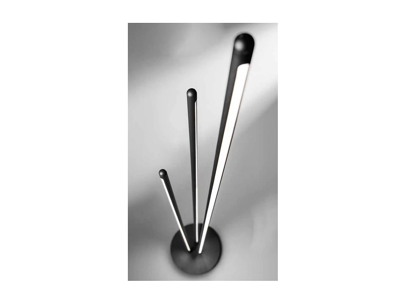 Candeeiro de pé LED TWINS de design da Perenz em metal preto