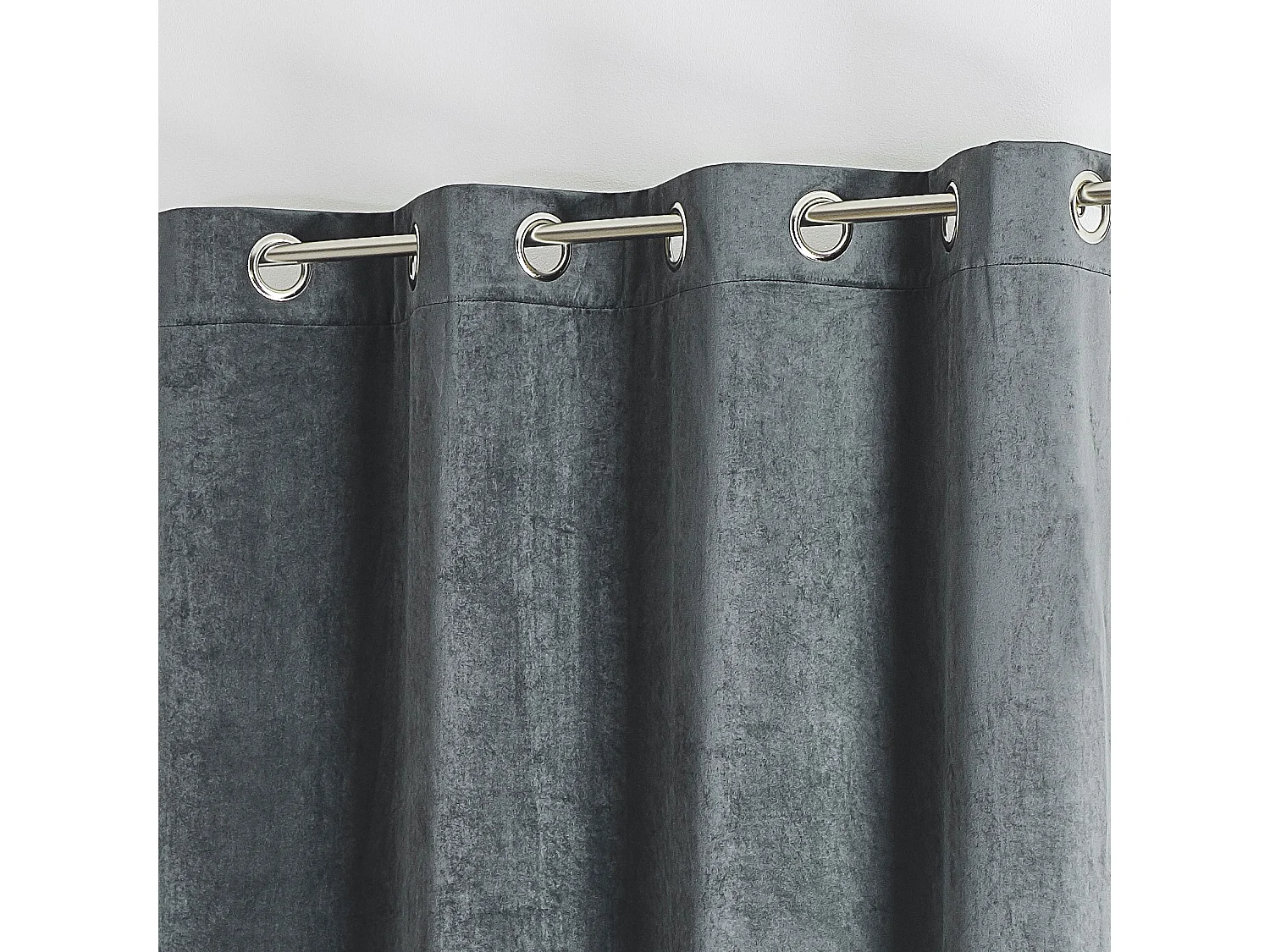 Ein einfarbiger samtiger Vorhang aus Filz 135 x 260 cm