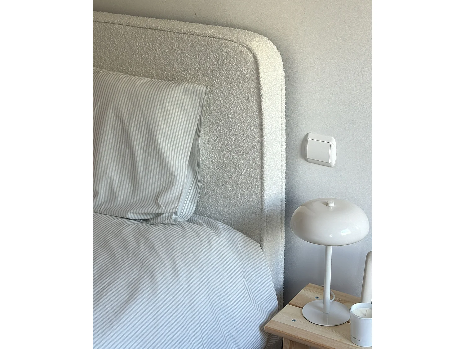 Lit avec sommier Bouclé VALOGNES 160 x 200 cm Blanc cassé