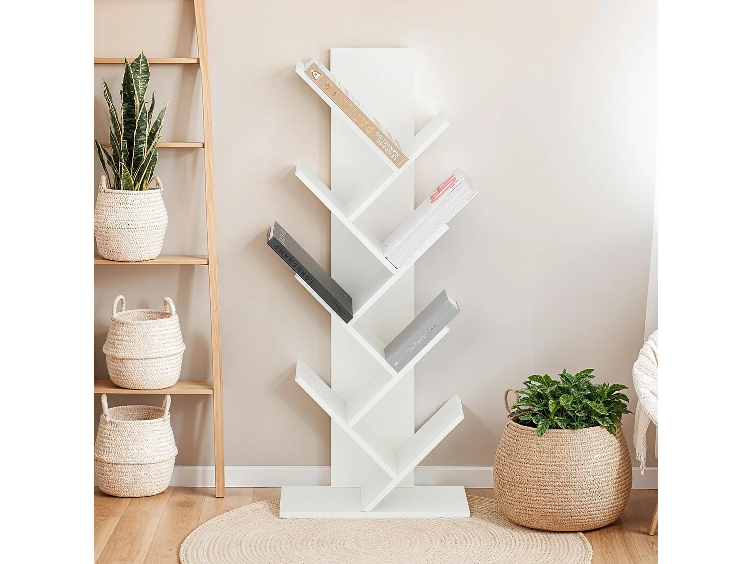 Étagère en bois JULES en forme d’arbre, Étagère autoportante  avec pied robuste, Design original et pratique 48 x 116 x 24 cm, Blanc