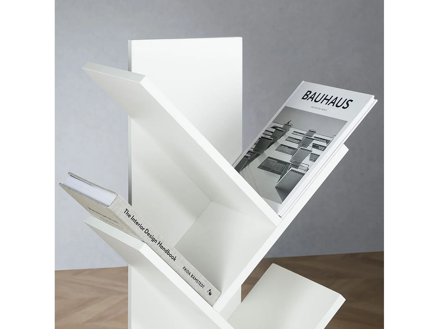 Étagère en bois JULES en forme d’arbre, Étagère autoportante  avec pied robuste, Design original et pratique 48 x 116 x 24 cm, Blanc