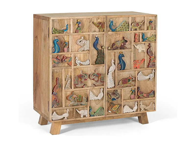 Cômoda em madeira de mangue natural com detalhes originais.