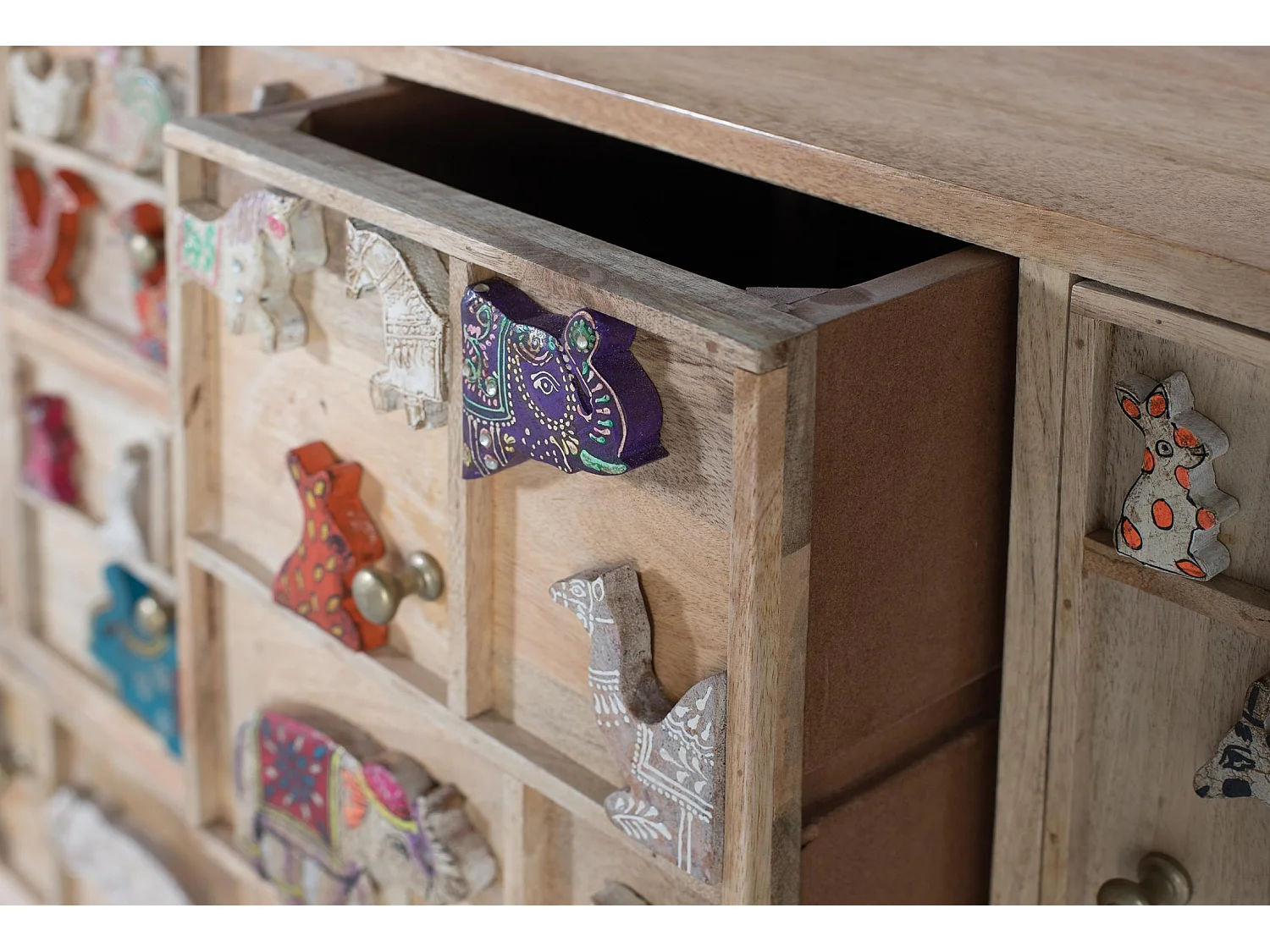 Kommode aus natürlichem Mangoholz mit originellen Details