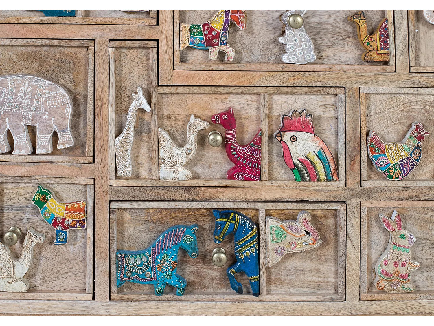 Kommode aus natürlichem Mangoholz mit originellen Details