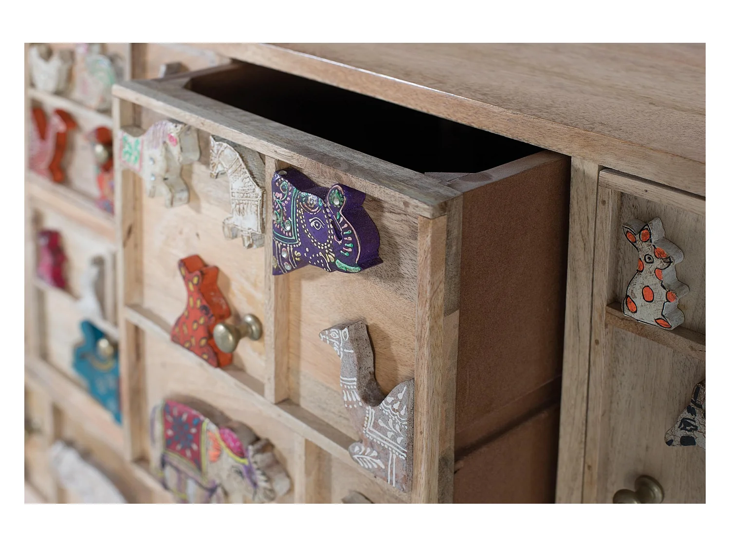 Ladekast gemaakt van natuurlijk mangohout met originele details