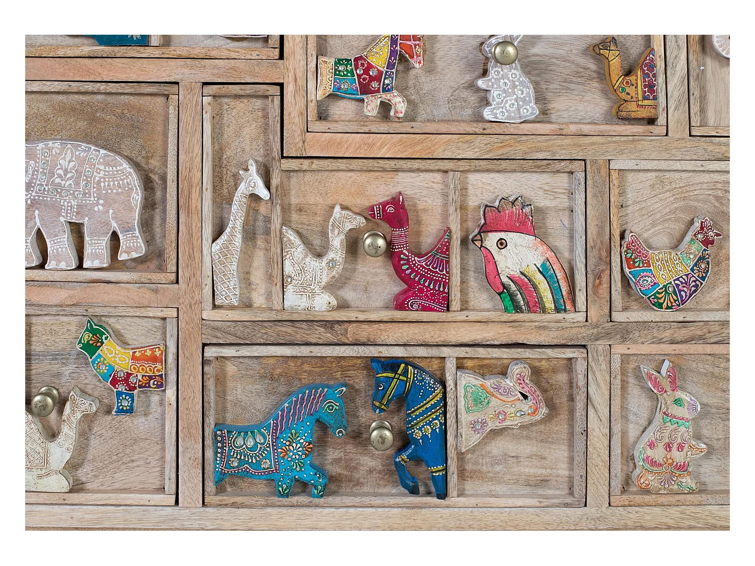 Ladekast gemaakt van natuurlijk mangohout met originele details