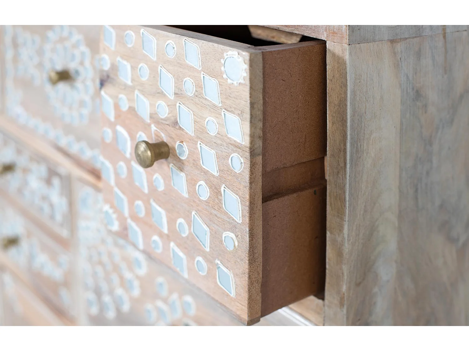 Cómoda de diez cajones fabricada en madera de mango