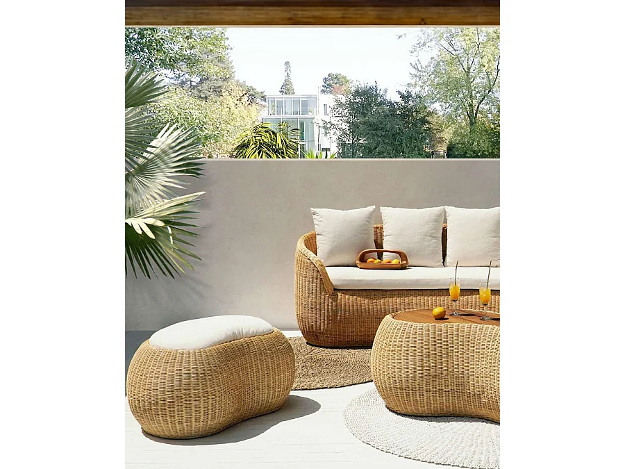 Banua - Set di mobili da giardino in rattan intrecciato con divano, pouf e tavolino