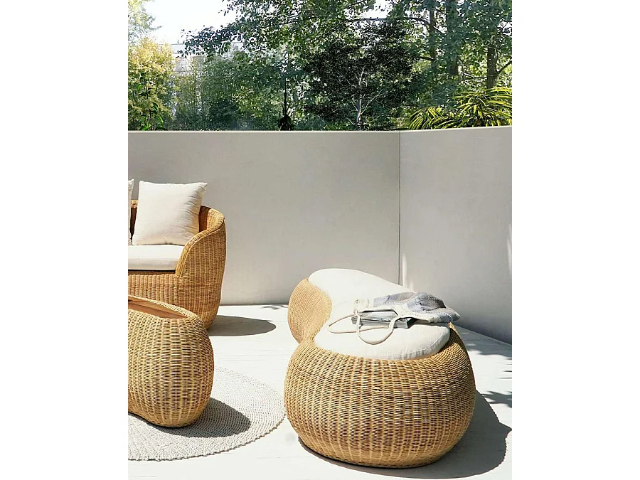 Banua - Set di mobili da giardino in rattan intrecciato con divano, pouf e tavolino