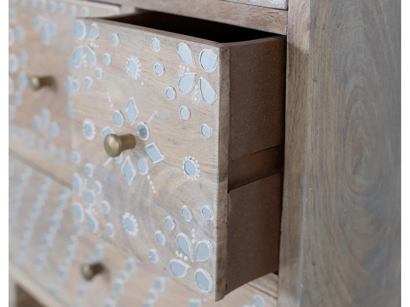 Tavolino realizzato a mano in legno di mango