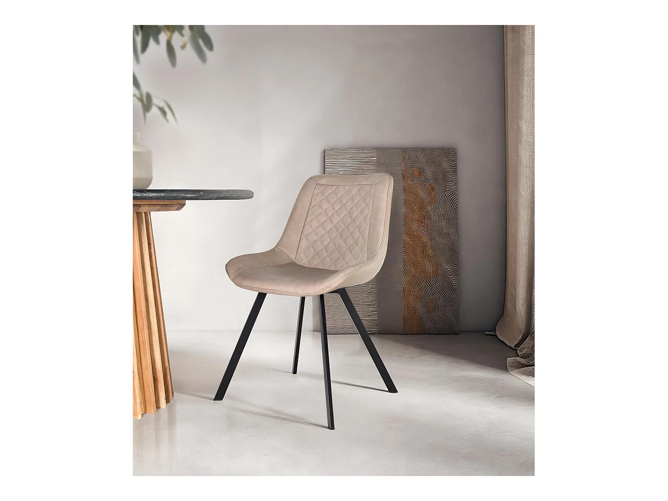 Set van twee stoelen in beige PU-materiaal.