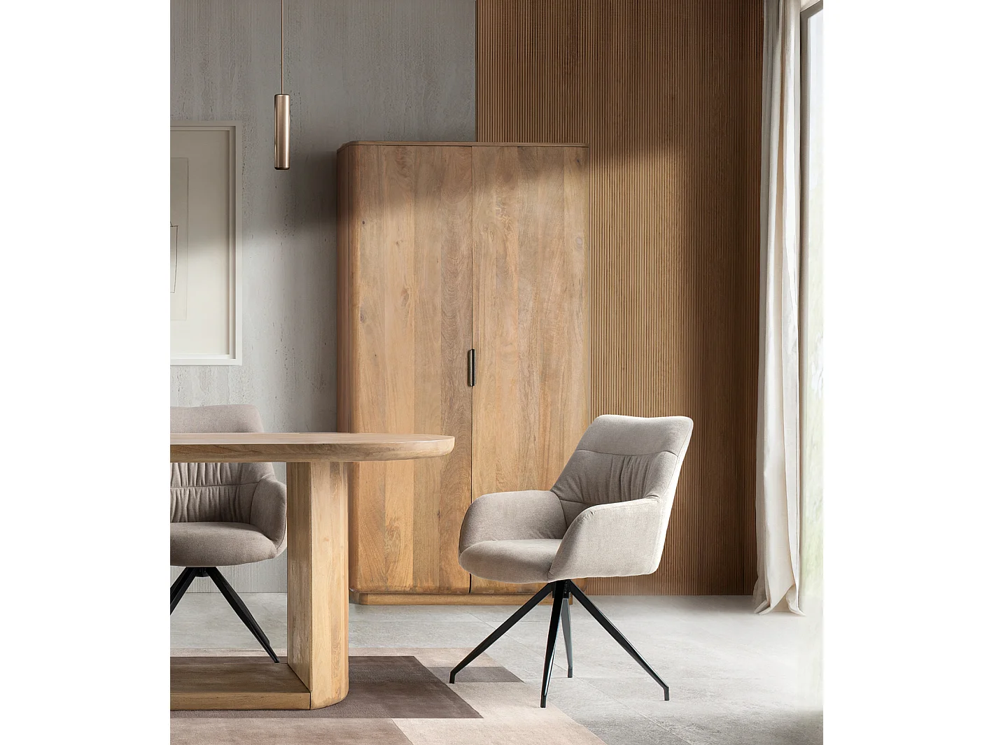 Armoire en bois de manguier aux coins arrondis