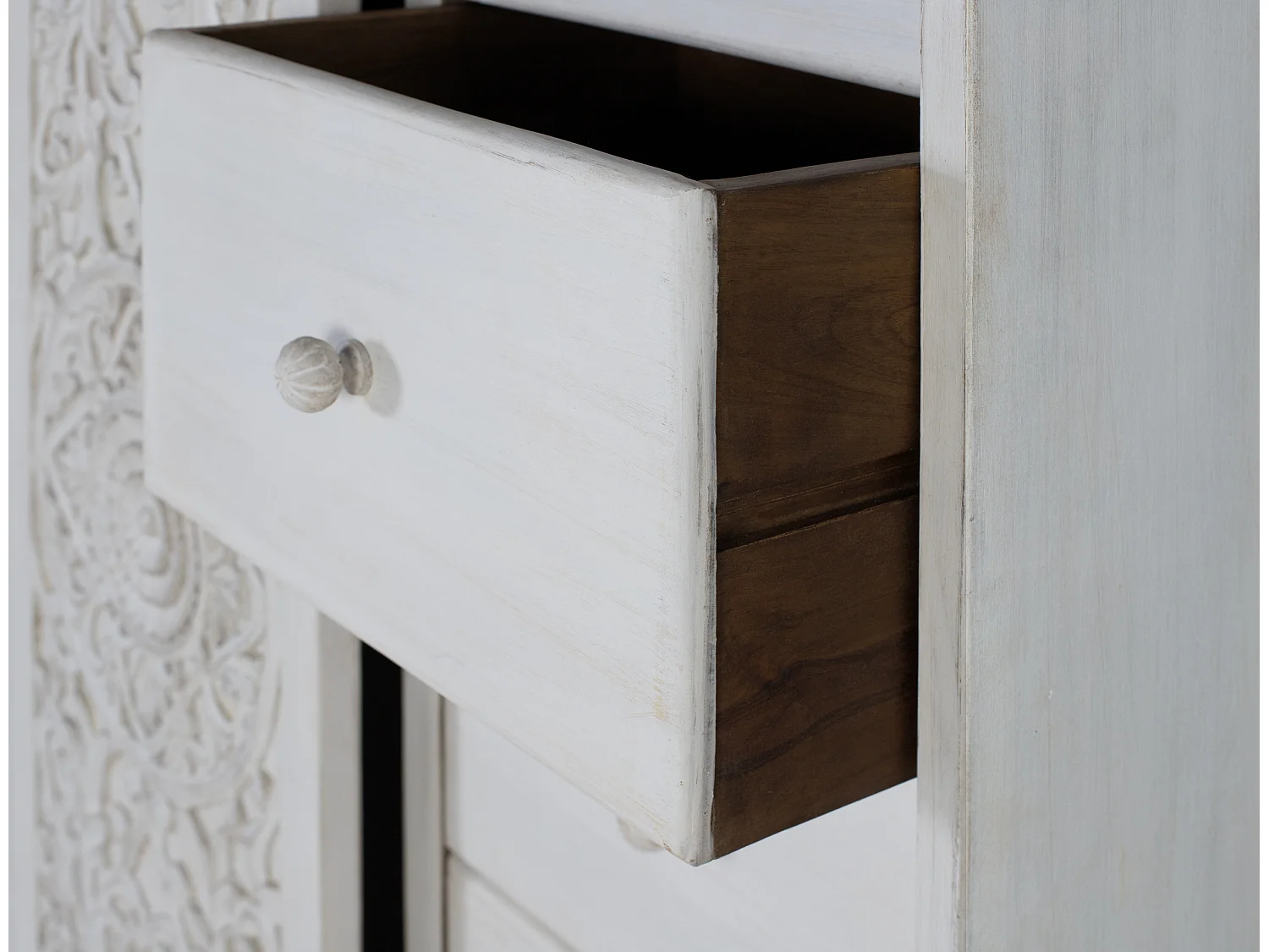 Armadio realizzato in legno di mango con ante scorrevoli