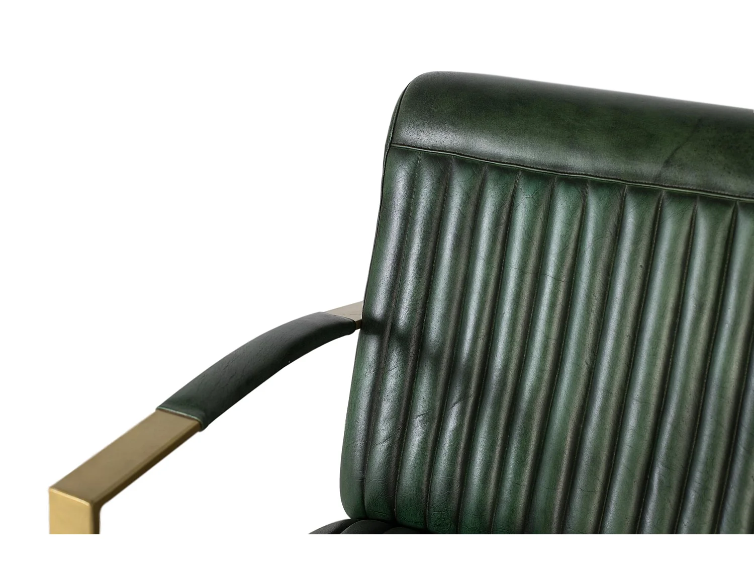 Sillón tapizado en piel natural con estructura metálica dorada