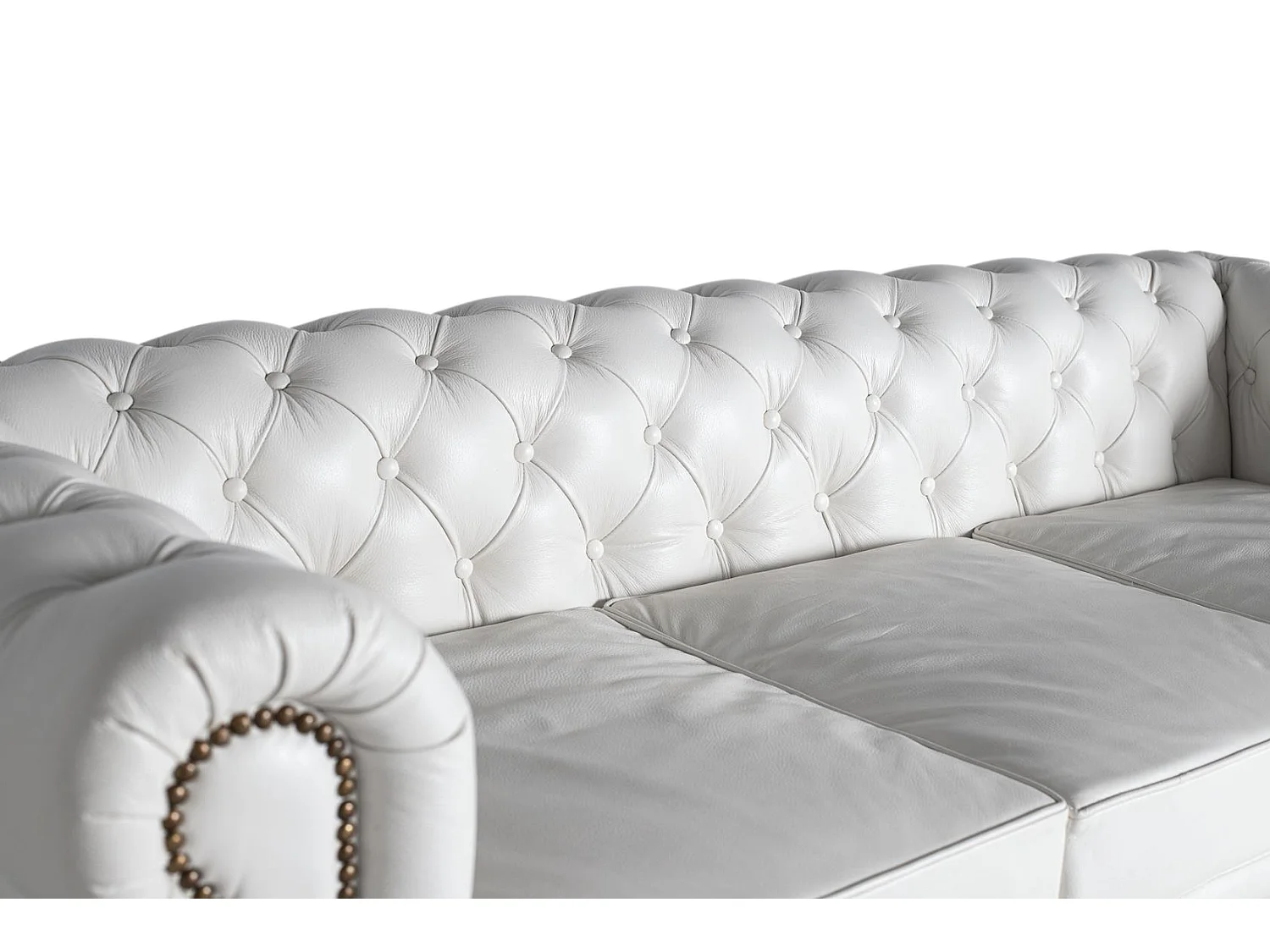 Canapé Chester trois places recouvert de cuir naturel blanc