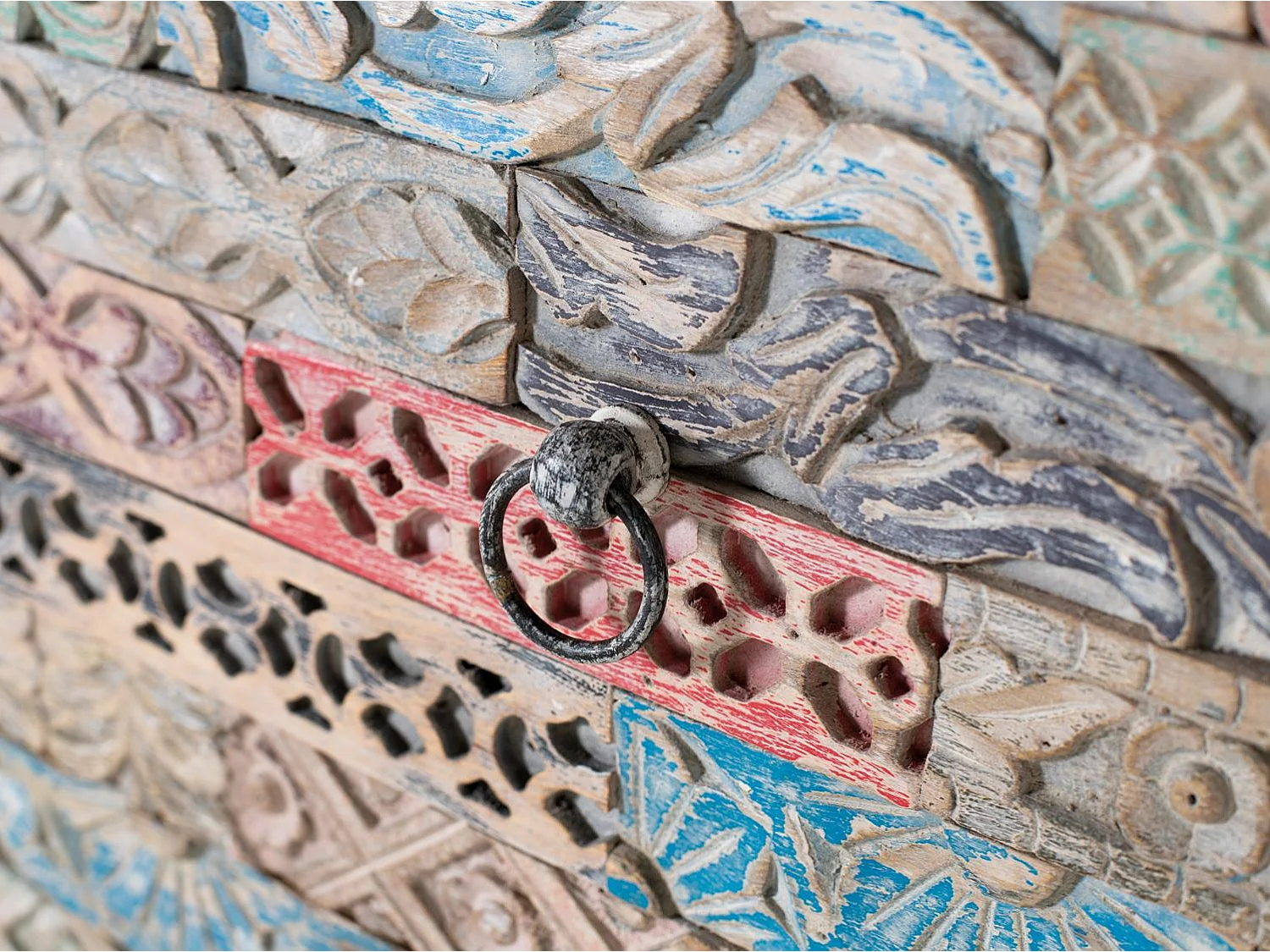 Buffet en bois massif avec deux portes et trois tiroirs